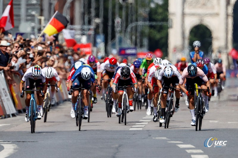 European Championships Munich 2022 - 2022 UEC Road Elite European Championships - Women's Road Race - 21/08/2022 - Lorena Wiebes (NED) - Elisa Balsamo (ITA) - Rachele Barbieri (ITA) - photo Ivan Benedetto/UEC/SprintCyclingAgency?2022